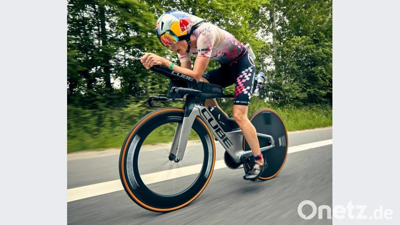 Lucy Charles-Barcley auf dem Cube-Rad. Bild: James Mitchell/exb