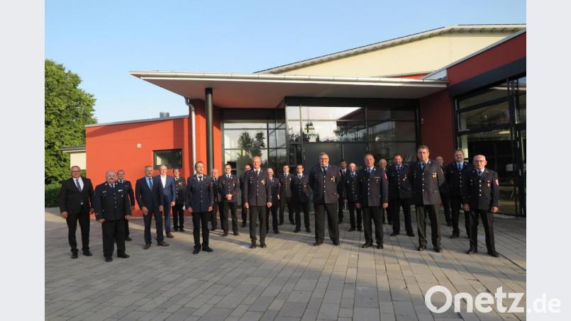 Pullenreuths Bürgermeister Hubert Kraus, Kreisbrandrat Andreas Wührl, Kreisbrandmeister Florian Braunreuther, Landrat Roland Grillmeier, Bürgermeister Roland Schäffler (Kemnath), Kreisbrandmeister Peter Prechtl (von links) und Kreisbrandinspektor Otto Braunreuther (Achter von links) gratulierten den Jubilaren. Bild: jzk