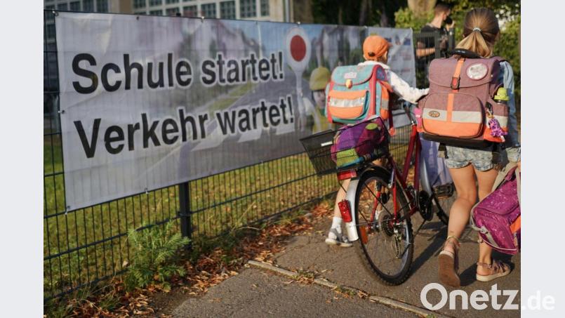 28 Prozent der Befragten hoffen auf eine entspanntere Verkehrssituation im Bereich des Schulzentrums Marktredwitz. Symbolbild: Jörg Carstensen/dpa