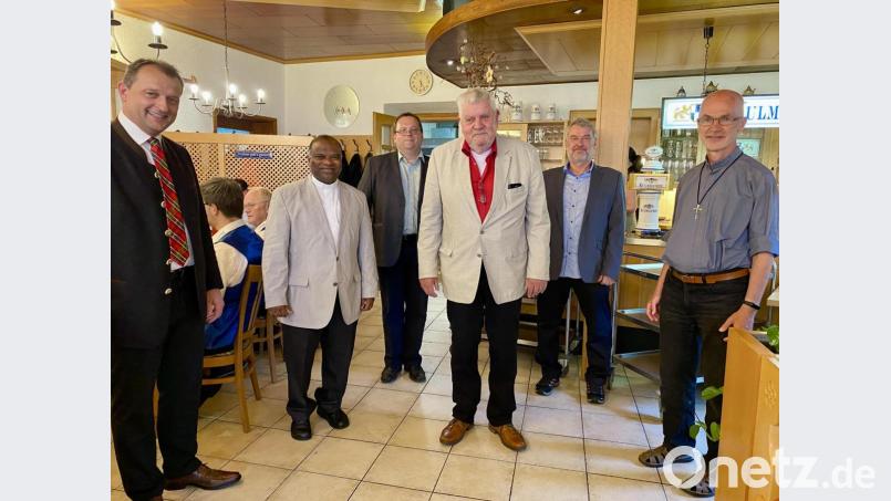 Altbürgermeister Hermann Lindner (Dritter von rechts) mit einem ganz kleinen Teil seiner vielen Gratulanten: Bürgermeister Anton Kappl, dem ehemaligen Leuchtenberger Pfarrer Moses Gudapati, Bürgermeister Gilbert Joseph Matuschka aus der tschechischen Partnergemeinde Manetin, dem CSU-Vorsitzenden Rainer Schmeidl und dem Manetiner Pater Günter (von links). Bild: Eichl