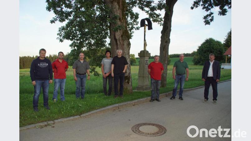 Die neue Vorstandschaft der Jagdgenossenschaft Schwand mit Jagdvorsteher Manfred Rieger (Zweiter von rechts), den Jägern (ab Dritter von links) Martin Pfistermeister sowie Hans und Thomas Kraus sowie Bürgermeister Reinhard Kreuzer (rechts). Bild: mmj