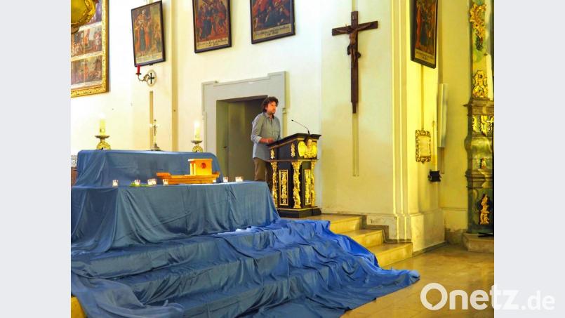 KLB-Bildungsreferent Klaus Hirn beim Landvolk-Evensong in der Wallfahrtskirche St. Quirin. Im Altarraum stand eine Arche aus Holz. Zu jeder guten Nachricht wurde ein Licht entzündet und zur Arche gebracht. Bild: fvo