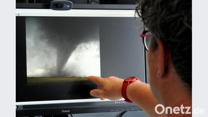 Tornado bei Freihung? Nein, das Foto, das auf dem Bildschirm zu sehen ist, entstand in Amerika. Trotzdem wurde es mit dem Hinweis an die Redaktion geschickt, dass die Aufnahme im Landkreis Amberg-Sulzbach entstanden sei. Bild: Stephan Huber