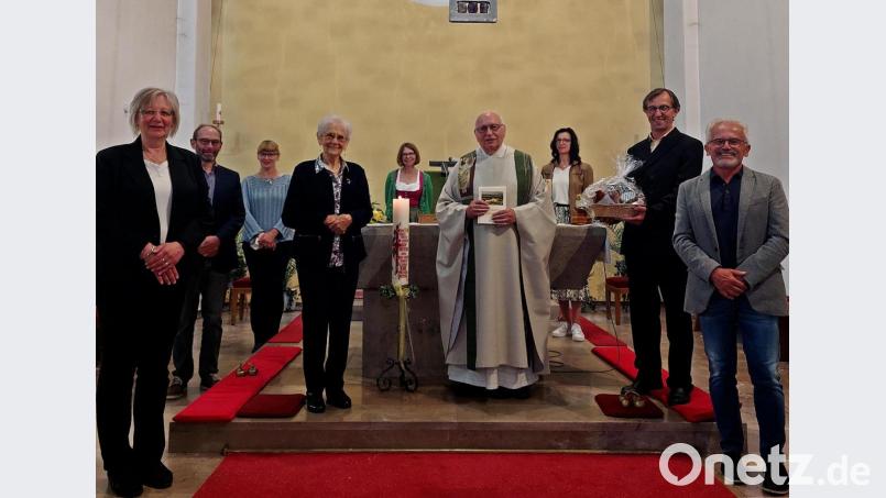Große Gratulantenschar bei der Erinnerung an die Primiz von Andreas Hanauer vor 50 Jahren. Bild: zer