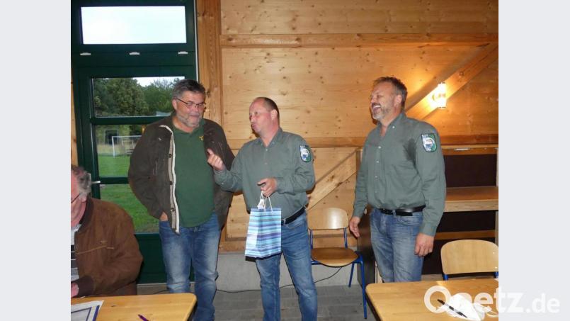 Mit der Übergabe eines Gutscheins bedanken sich (von rechts) der neue Vorsitzende Uwe Schertel und sein Stellvertreter Günter Ring beim scheidenden Vorsitzenden Martin Schusser für sein insgesamt nahezu zwei Jahrzehnte langes erfolgreiches Wirken für den Sportanglerverein Eschenbach und Umgebung. Bild: rn