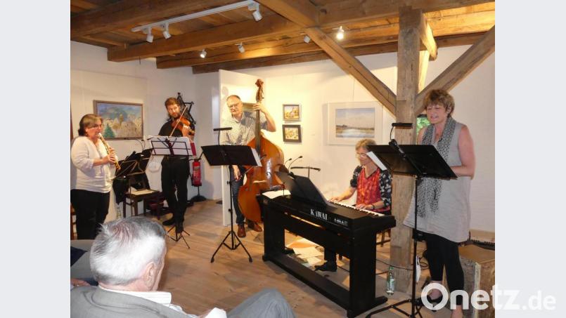 Die "Schleif-Band" und Uschi Steppert entführten die Besucher in die Welt der Musik. Bild: rn