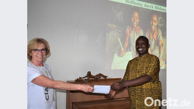Frauenbund-Vorsitzende Doris Schreglmann überreicht eine Spende in Höhe von 1000 Euro an Pfarrvikar Dr. Gilbert Mburu Kabiru. Bild: rgr