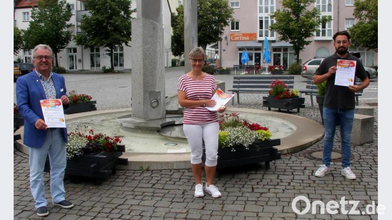 Vorgestellt wurde das aktuelle Ferienprogramm von Bürgermeister Toni Dutz, Anita Weber-Tretter und Florian Distner (von links) vor dem Rathausbrunnen am Wiesauer Marktplatz. Bild: wro