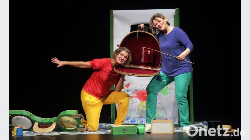 Bei Renate Groß (links) und Zuzana Erby vom Kindertheater im Fraunhofer kommt "Das Krokodil aus dem Koffer". Letzterer ist hier das gerade weit geöffnete Maul des kleinen Krokodils, dem am Mittwoch beim Kindertheaterfestival die Bühne im Stadttheater Amberg gehörte. Bild: Wolfgang Steinbacher