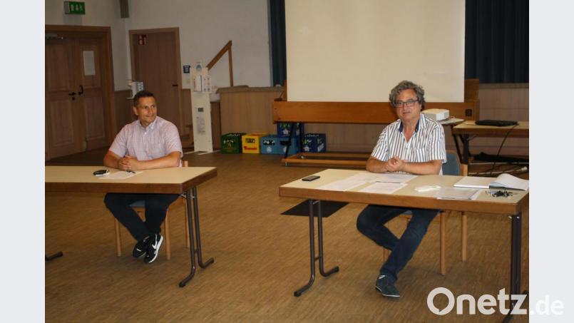 Im Vorjahr konnten sie nur kommissarisch zu Vorsitzenden des Musikschulvereins berufen werden: Jetzt wurden Vorsitzender Bernhard Stangl (rechts) und &quot;Vize&quot; Marcus Gradl endgültig in ihren Ämtern bestätigt. Bild: bjp