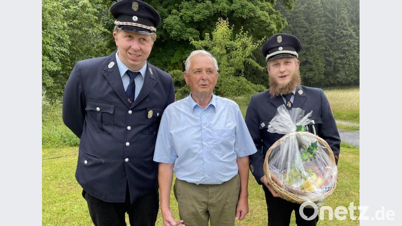 Feuerwehr-Vorsitzender Christian Weigl (links) und Kommandant Manuel Gleißner (rechts) gratulierten Alfons Bitterer zum 80. Geburtstag. Bild: FFW Hermannsreuth/exb