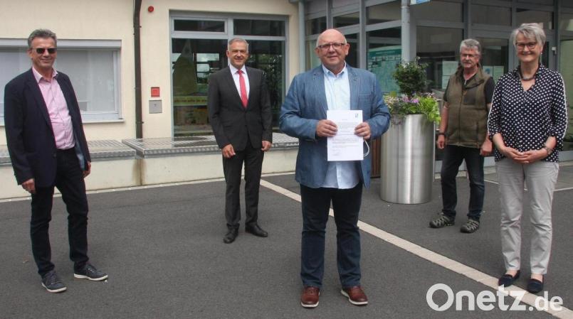 Mit Erich Schraml (Mitte) hat der östliche Landkreis Tirschenreuth einen neuen ehrenamtlichen Archivpfleger. Dazu gratulierten (von links) Walter Brucker vom Landratsamt, Landrat Roland Grillmeier, Bürgermeister Wolfgang Braun und Archivdirektorin Dr. Maria Rita Sagstetter. Bild: wro