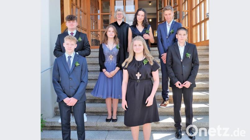 Stark gemacht, als nun vollwertige Mitglieder der evangelischen Kirchengemeinde, stellten sich die Konfirmanden mit Religionspädagogin Gabi Mehlan zum Erinnerungsfoto. Bild: wlr