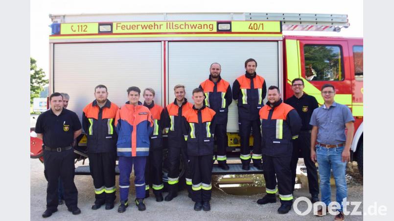 Die acht erfolgreichen Teilnehmer mit (von links) Kreisbrandmeister für Ausbildung Alexander Zeitler und Kreisbrandinspektor Hans Sperber (verdeckt) und (von rechts) 2. Bürgermeister Benjamin Hiltl und Kreisbrandmeister sowie Kommandant der FFW Illschwang, Thorsten Jobst. Bild: no
