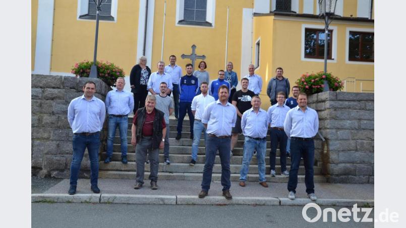 Die Spielvereinigung Moosbach wird künftig von diesem Vorstand geführt: Zum neuen Vorsitzenden wurde Martin Köppl (Mitte vorne) gewählt; zweiter Vorsitzender ist Erhard Bock (links vorne), dritter Vorsitzender Martin Bock (rechts vorne). Bild: gi