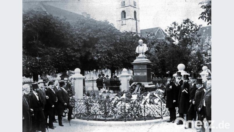 Die Einweihung des Schmeller-Denkmals1891. Jetzt konnten zum Teil die Namen der Protagonisten erforscht werden. Auf der rechten Seite (von links) stehen Kaufmann Franz (?) Hauser, Landrat Johann Zahn, Pfarrexpositus Johann Baptist Mehler, Gemeindebevollmächtigter Karl Fürst (im Hintergrund, nur Kopf sichtbar), unbekannte Person, Magistratsrat B. (?) Müller (Hackerschmied), Feuerwehrkommandant Otto Rupprecht, (im Hintergrund) und Gemeindebevollmächtigter Georg Meyer. Auf der linken Seite ist nur Josef Mayer, Gymnasialprofessor aus Burghausen (bärtige Herr mit Zylinder und Schirm) bekannt. Archivbild: tsp