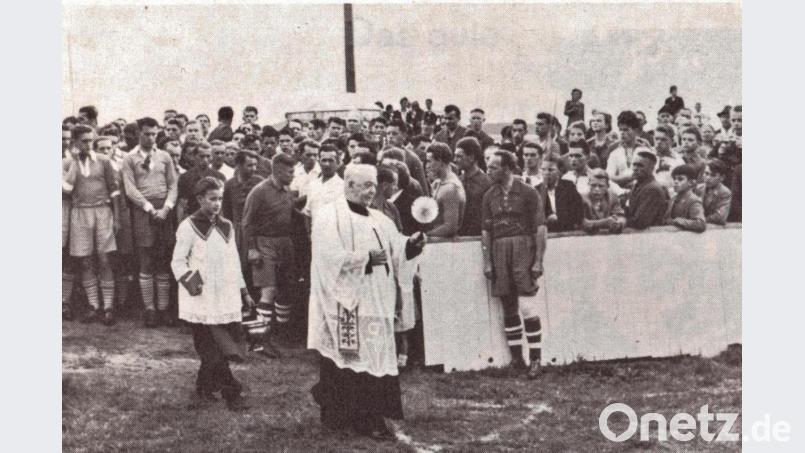 1952 weihte Geistlicher Rat Josef Hösl den umgebauten, erneuerten Fußballplatz ein. Von einem Rasenspielfeld konnte damals kaum die Rede sein. Archivbild: FV Vilseck