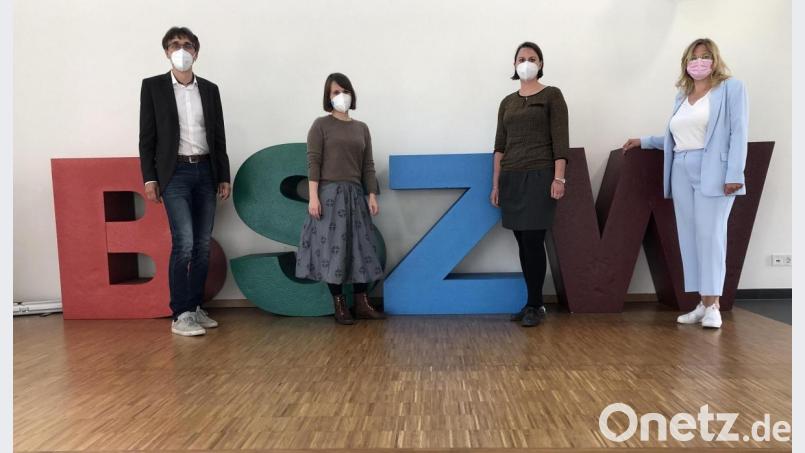 Martina Hoffmann und Julia Biermeier (Zweite und Dritte von links) vom Münchener ISB wurden von Oberstudiendirektor Thomas Metzler und Anja Wriedt-Wiesend willkommen geheißen. Bild: wro