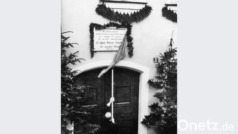 Es war dem Professor Dr. Otto Basler vor nunmehr genau 70 Jahren vorbehalten, die Erinnerungstafel am Haus des Kaufmanns Stahl zu enthüllen. Archivbild: tsp