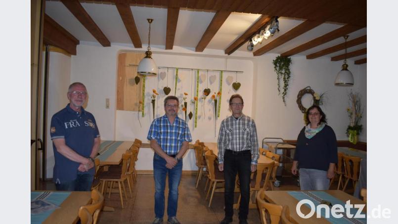 Nach längerer Zeit kamen die Mitglieder des Kirchenchors Pechbrunn wieder einmal zusammen. Dabei wurden auch Geburtstagsglückwünsche nachgeholt. Im Bild (von links) Chorleiter Herr Karl-Heinz Brand, Kunibert Reiß, Reinfried Sußmann und Kerstin Pflaum. Bild: Kirchenchor Pechbrunn/exb