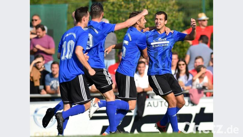 Ab dem kommenden Wochenende wird auf den Fußballplätzen der Region wieder über Tore und Punkte gejubelt. Deshalb hat der Bayerische Fußball-Verband auch die Regelungen bei positiven Corona-Fällen innerhalb einer Mannschaft angepasst. Symbolbild: A. Schwarzmeier
