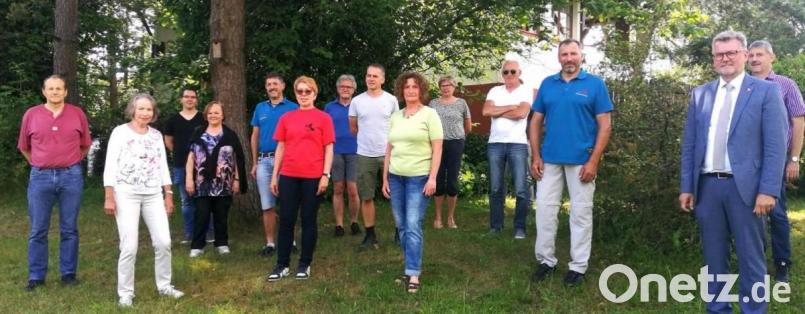 Die beiden Bürgermeister Reiner Pickel und Michael Göth wünschten Naturfreunde-Vorsitzendem Manfred Niebler (von rechts) und seinem ganzen neu gewählten Vorstands-Team stets eine glückliche Hand für den Verein. Bild: Robert Dimper