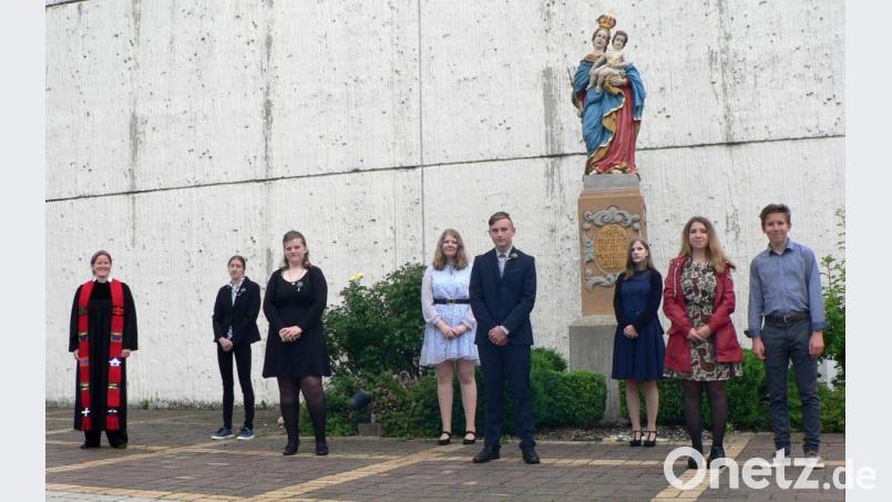 Laura Marr, Sandra Fichtl (Zweite und Dritte von links) sowie Yannik Nòel Risch (Vierter von rechts) feiern Konfirmation. Christopher und Mackenzie Snyder, Julia Hahn (von rechts) sowie Evelyn Keil (Vierte von links) sind beim Festgottesdienst ebenfalls dabei. Sie wurden bereits am Reformationstag 2020 konfirmiert. Pfarrerin Anne Utz (links) wünscht den Jugendlichen alles Gute für die Zukunft. Bild: lep