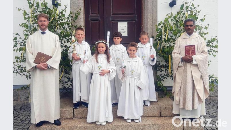 Fünf Kinder gingen in diesem Jahr zum ersten Mal zum Tisch des Herrn. Pater Joy (rechts) und Pastoralreferent Maximilian Pravida hatten sie auf den großen Tag vorbereitet. Bild: ld