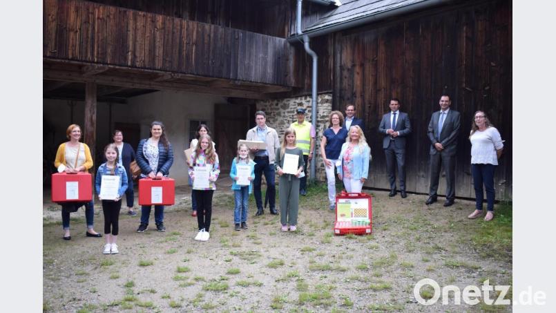 Die Grundschulen aus Waldthurn, Neukirchen-Etzelwang, Bernhardswald, die Grundschule der Regensburger Domspatzen und die Grundschule Parkstein waren die Preisträger der diesjährigen Weltwasserwoche. Die Preise überreichten Landrat Thomas Ebeling, Museumsleiter Dr. Tobias Hammerl und die Behördenleiter der Wasserwirtschaftsämter Regensburg und Weiden, Josef Feuchtgruber und Matthias Rosenmüller. Bild: bnr
