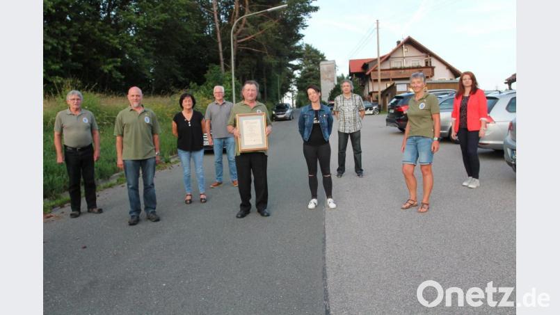 Josef Spandl (mit Urkunde) freut sich wie die weiter Ausgezeichneten über die Ernennung zum Ehrenmitglied. Bild: pi