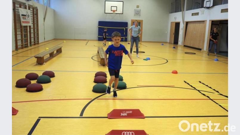 Begeisterung für den Sport weckten die zwei Trainerinnen des Deutschen Skiverbandes bei den Fichtelnaabtal-Grundschülern mit einem abwechslungsreichen Gleichgewichts- und Laufparcours. Bild: jpl
