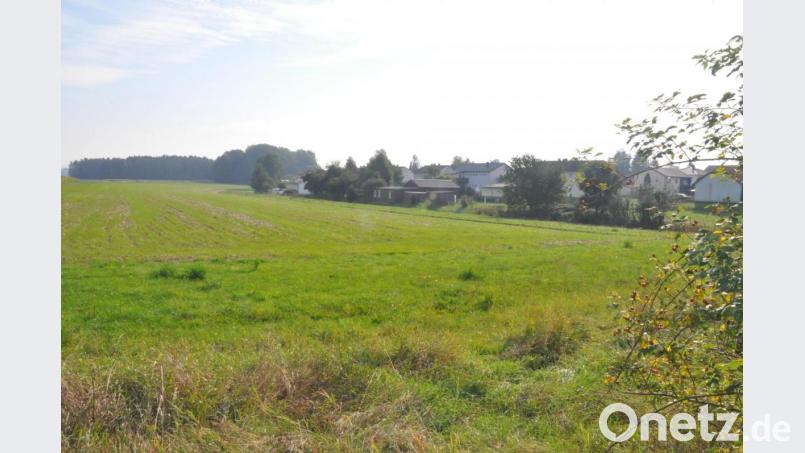 Wann geht es mit dem Baugebiet in Plössen weiter? Die Frage hatten einige Teilnehmer der Bürgerversammlung. Bild: ak