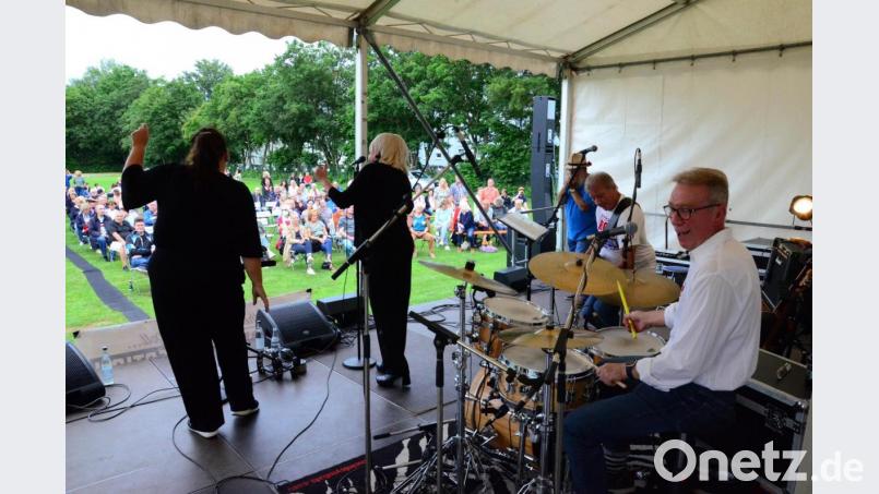 RockConnection auf der Sommerserenaden-Bühne im Elly-Sportpark. Bild: Kunz