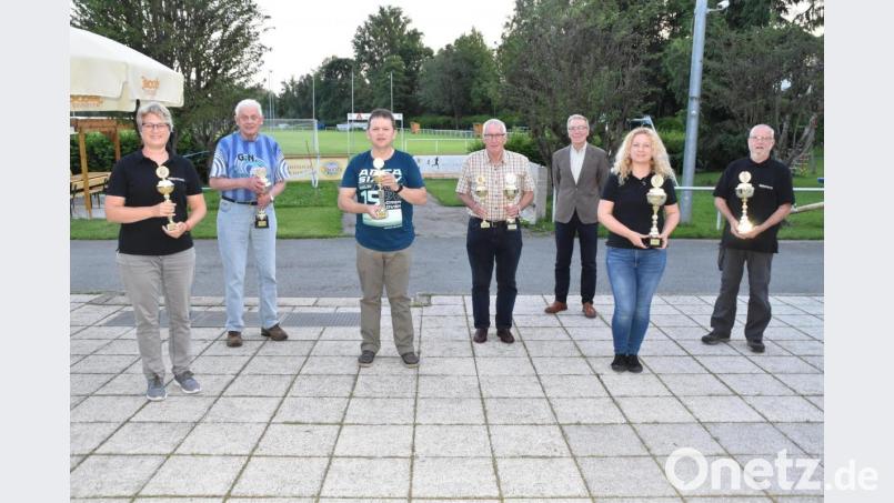 Die Besten der &quot;Freien Fotografen&quot;: Günter Klein (Mitte) ist abermals &quot;Fotograf des Jahres&quot;. Präsidentin Zaneta Weidner (Zweite von rechts) gewann den Jahreswettbewerb. Bild: hcz