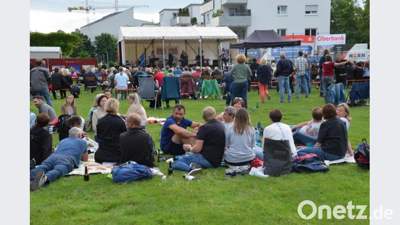 RockConnection auf der Sommerserenaden-Bühne im Elly-Sportpark. Bild: Kunz