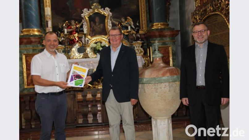 Der Geschäftsführende Bildungsreferent der KEB Amberg-Sulzbach, Christian Irlbacher, überreichte Hans Paulus im Beisein von Dekan Markus Brunner (von links) das Zertifikat zum Kirchenführer. Bild: ads