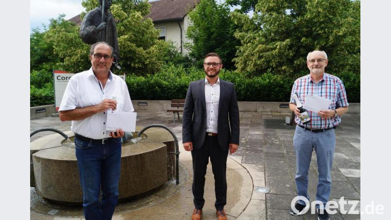 Bürgermeister Ernst Lenk (Mitte) zeichnete Markus Dobmeier (links) und zweiten Bürgermeister Josef Robl (rechts) für 25-jährige Gemeinderatstätigkeit aus. Bild: du