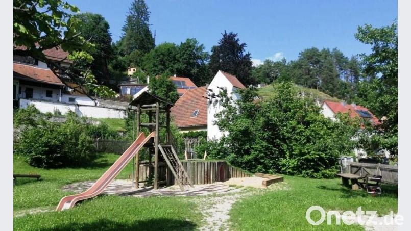 Der Kinderspielplatz an der Hainthalstraße in Kastl wird mit neuen Spielgeräten bestückt. Bild: jp