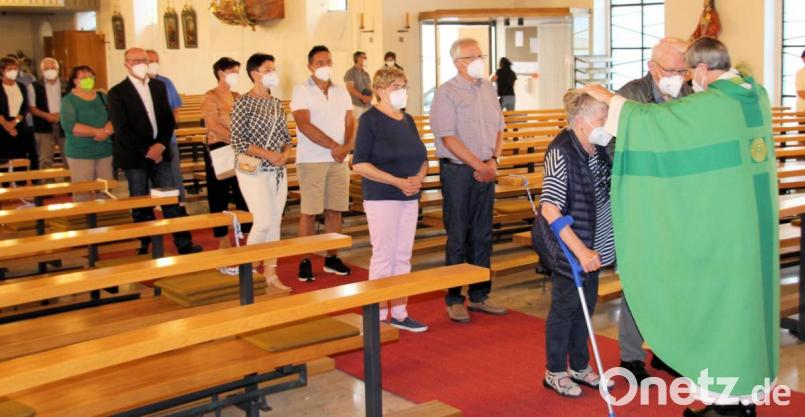Einzeln segnete Pfarrer Werner Sulzer die Paare, die zum Segnungsgottesdienst gekommen waren. Bild: bjo