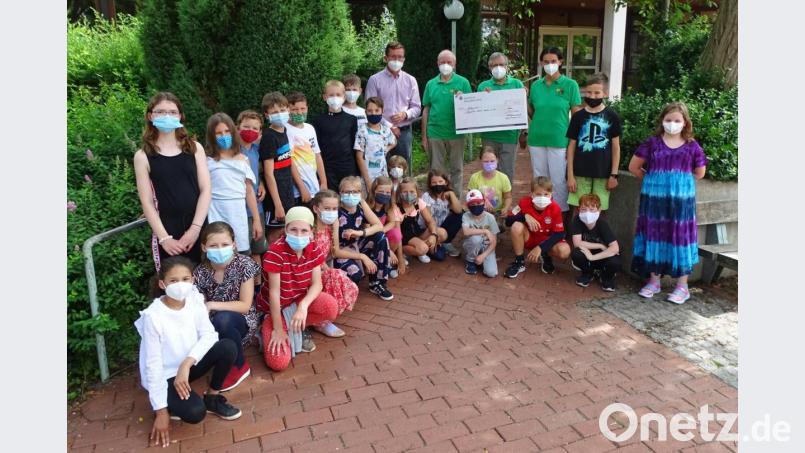 Die Krumpes-Siedler (in grünen T-Shirts) spendeten 500 Euro an die Clausnitzer-Grundschule. Bild: Dobmeier