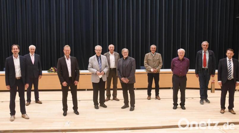 Herrenriege: die ausgeschiedenen Stadträte mit Oberbürgermeister Jens Meyer (rechts) und Alt-OB Kurt Seggewiß (Vierter von rechts); von links: Michael Bihler, Reinhard Meier, Philipp Beyer, Karl-Heinz Schell, Josef Gebhardt, Veit Wagner, Alois Schinabeck, Horst Fuchs. Bild: Gabi Schönberger
