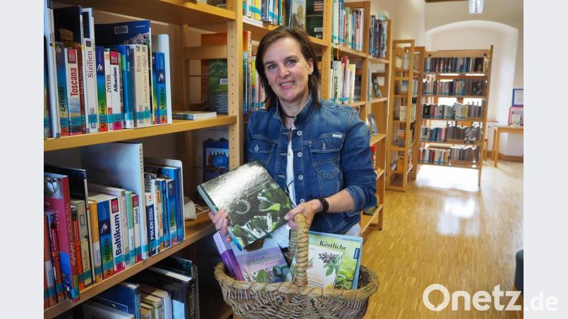 Marion Demleitner arbeitet seit zehn Jahren ehrenamtlich in der Pfreimder Stadtbücherei und liebt dort das Aufräumen über alles, weil es so viele Entdeckungen mit sich bringt. Bild: bl
