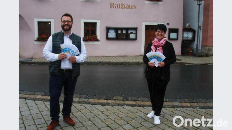 Das aktuelle Ferienprogramm stellten Jugendbeauftragte Alexandra Hasenfürter und Bürgermeister Matthias Grundler vor. Bild: wro