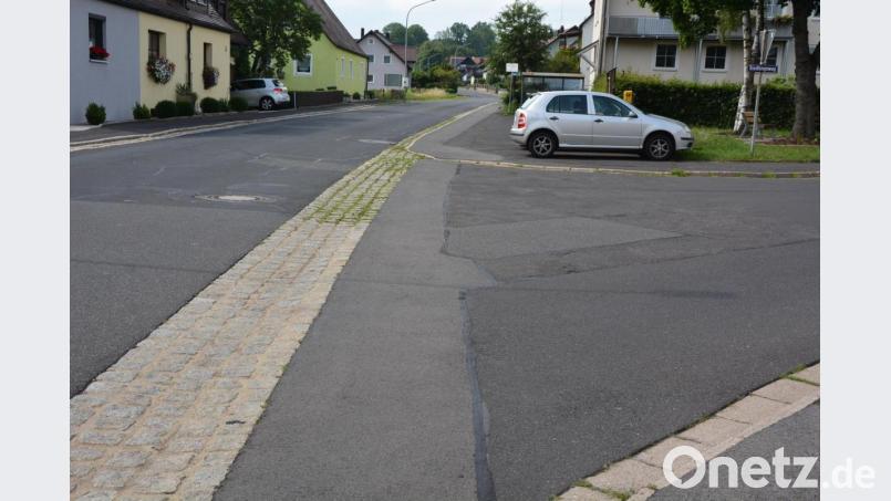 Sichtbehinderungen durch parkende Autos beim Abbiegen vom Siedlungsweg (rechts) in die Fockenfelder Straße (links) in Pleußen kritisierte Manfred Sommer (SPD). Bild: jr