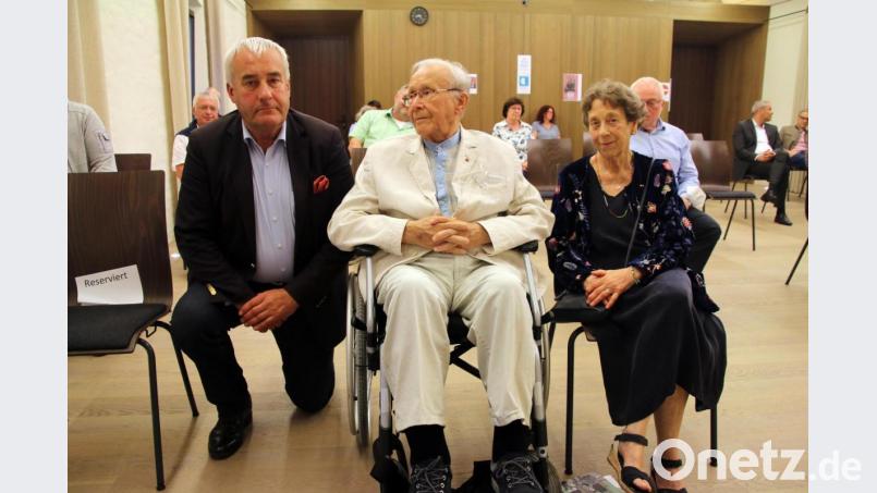 Starke Geste gegen Antisemitismus: Ludwig Spaenle kniet neben Alexander Fried, 96-jähriger Holocaust-Überlebender, und dessen Frau Dorothea Woiczechowski-Fried. Bild: jrh