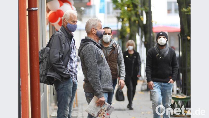 Bis Ende Mai galt in der Weidener Fußgängerzone noch die Maskenpflicht. Egal ob beim Stehen, Gehen oder Radfahren: Bürger mussten Maske tragen. Archivbild: Gabi Schönberger