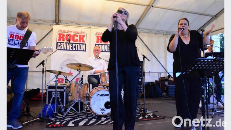 RockConnection auf der Sommerserenaden-Bühne im Elly-Sportpark. Bild: Kunz