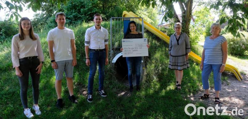 Sophie Rauch (von links), Martin Wawersig, Michael Kreft, Bettina Schön, Hildegard Gallitzendörfer und Annemarie Schertl freuen sich gemeinsam vor der bald besser zugänglichen Rutsche. Bild: mma