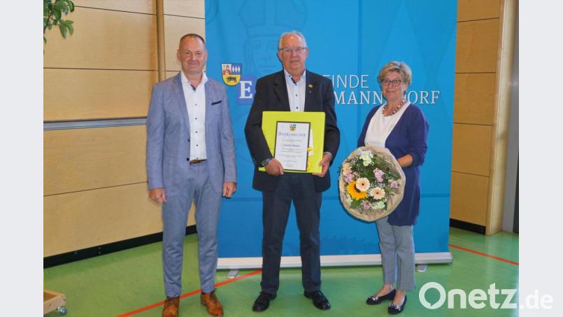 Bürgermeister Erich Meidinger verabschiedet Johann Bauer nach 36 Jahren als Gemeinderat - davon war er sechs Jahre 2. Bürgermeister. Ehefrau Regine Bauer freut sich über Blumen. Bild: wec