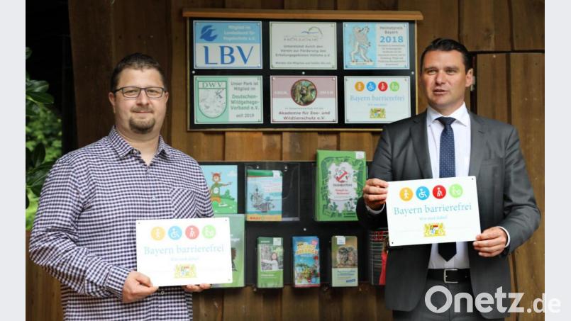 Der Wild- und Freizeitpark Höllohe in Teublitz hat das Signet &quot;Bayern barrierefrei&quot; erhalten. Darüber freuten sich besonders Landrat Thomas Ebeling (rechts) und der Sachbearbeiter des Landratsamtes, Stefan Jahreiß (links). Bild: Götz